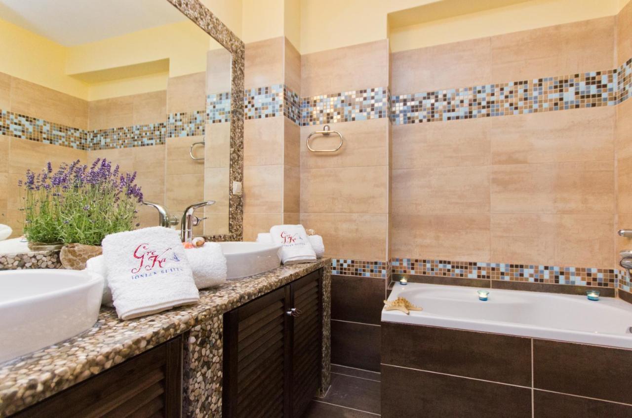 Greka Ionian Suites Agia Efimia Екстериор снимка